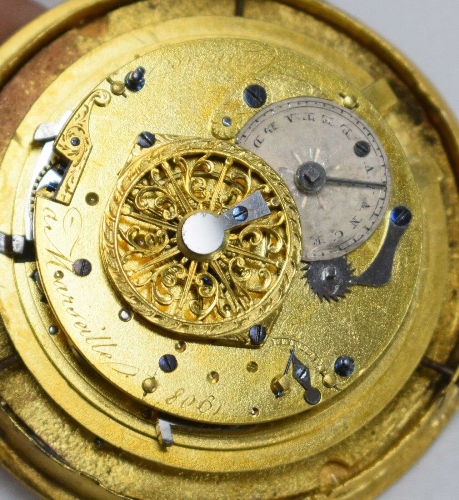 FEUERVERGOLDETE BRONZE MINIATUR PENDULE mit 3/4 Repetition um 1790 Louis XVI – Detail