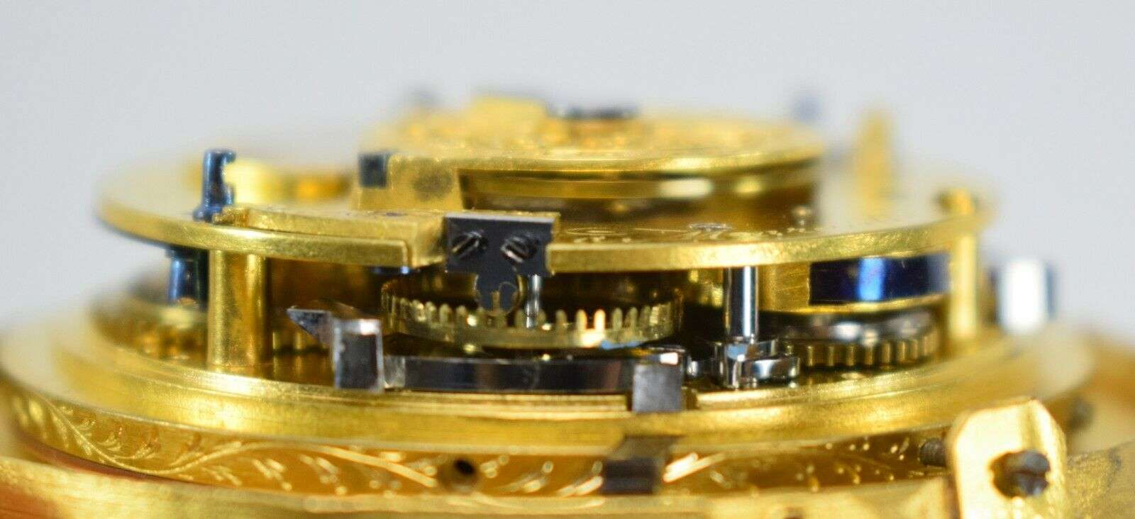 FEUERVERGOLDETE BRONZE MINIATUR PENDULE mit 3/4 Repetition um 1790 Louis XVI – Detail