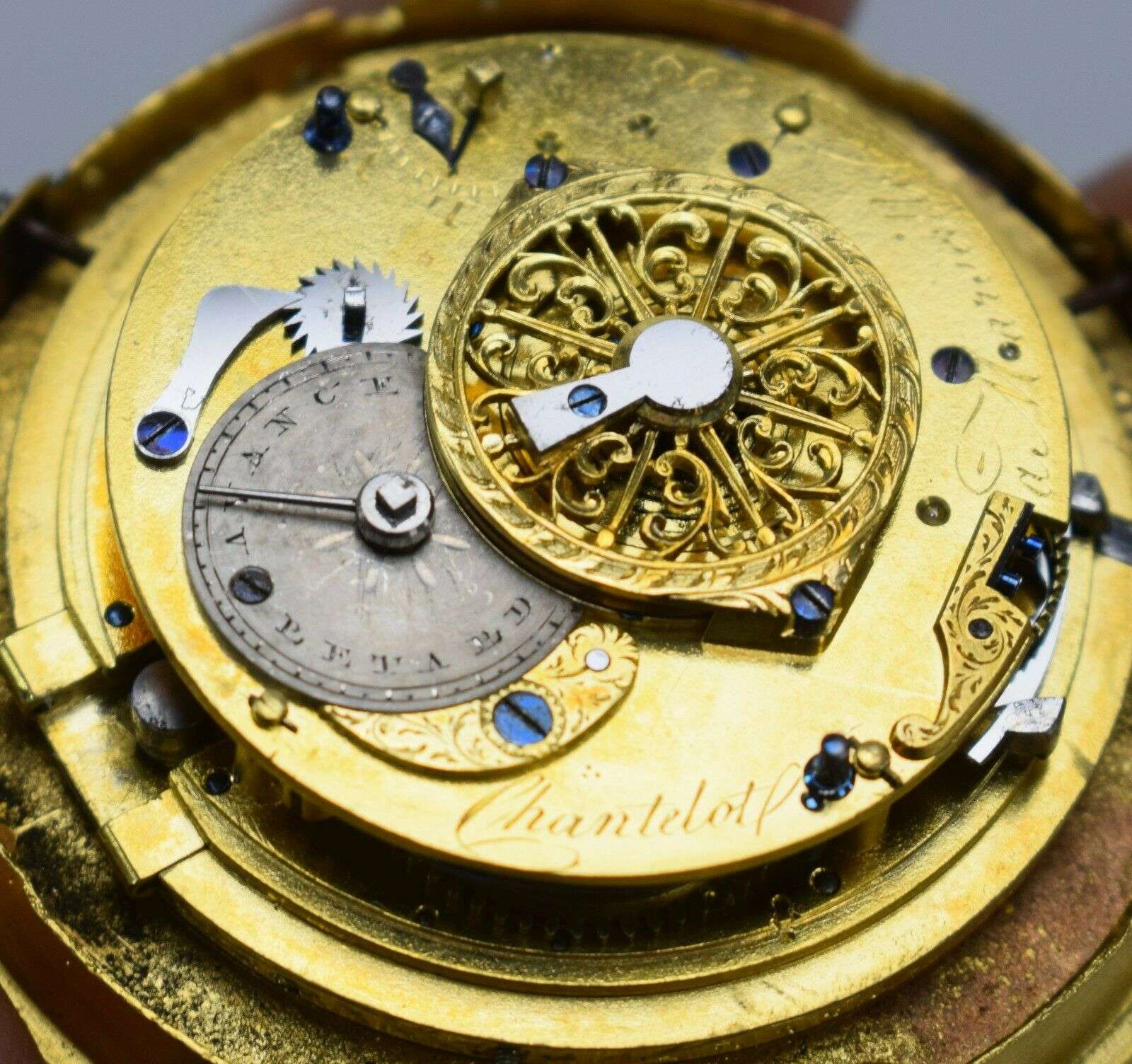 FEUERVERGOLDETE BRONZE MINIATUR PENDULE mit 3/4 Repetition um 1790 Louis XVI – Detail