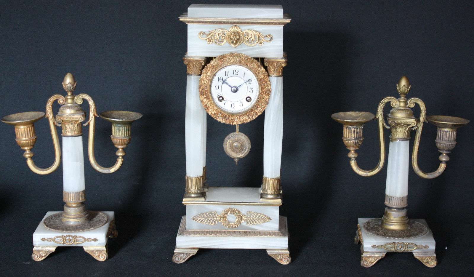 Feine Portaluhr aus Achat mit Beistellern aus Frankreich um 1900 – Garnitur