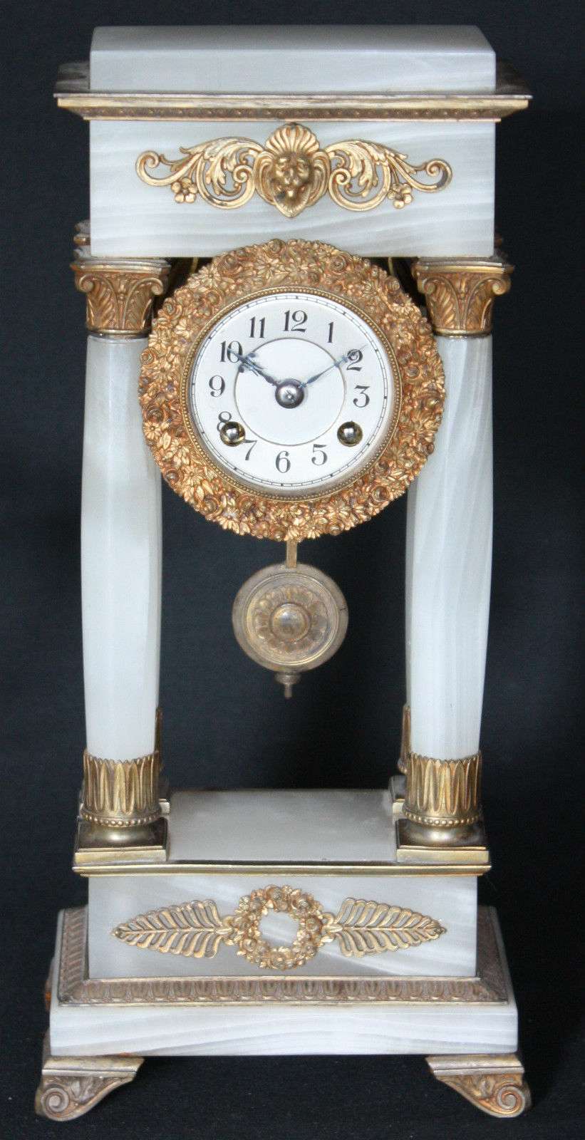 Feine Portaluhr aus Achat mit Beistellern aus Frankreich um 1900 – Portaluhr Frontansicht