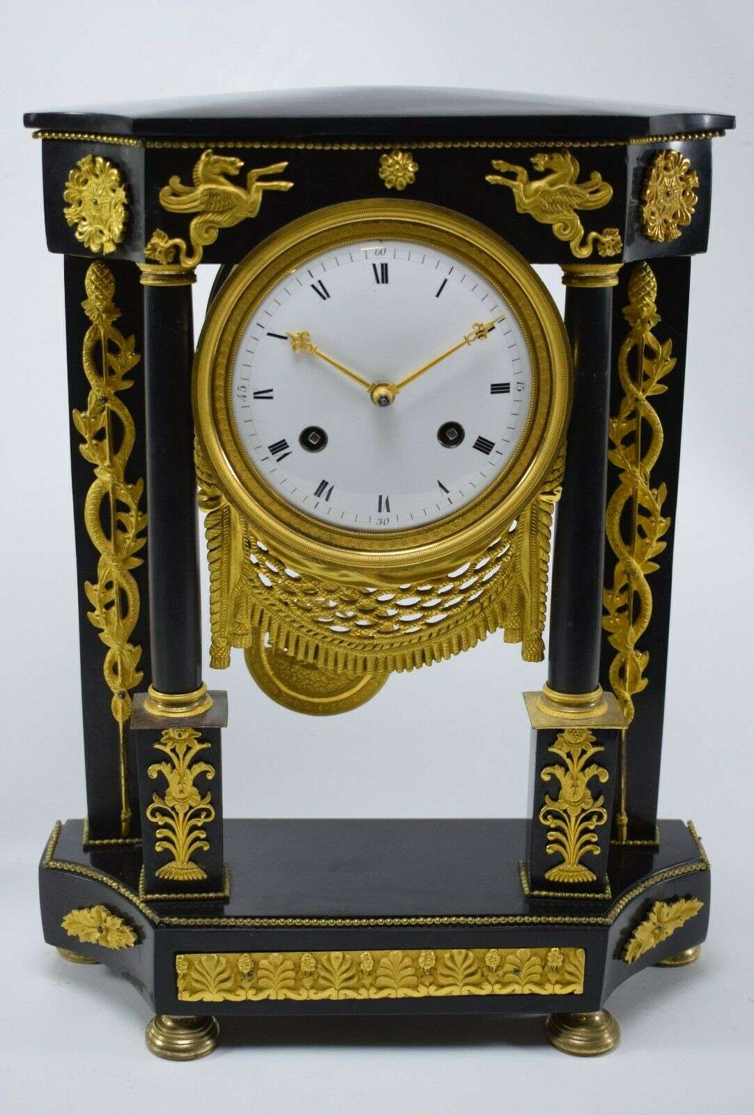 Directoire Pendule Portaluhr Kaminuhr Marmor und feuervergoldeter Bronze um 1795 – Vorderansicht