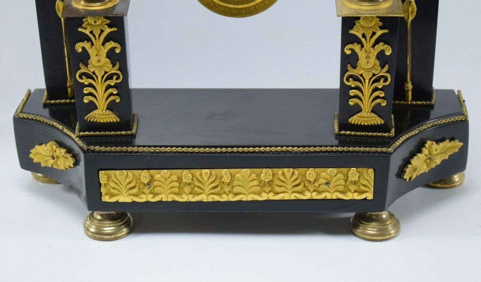 Directoire Pendule Portaluhr Kaminuhr Marmor und feuervergoldeter Bronze um 1795 – Detail