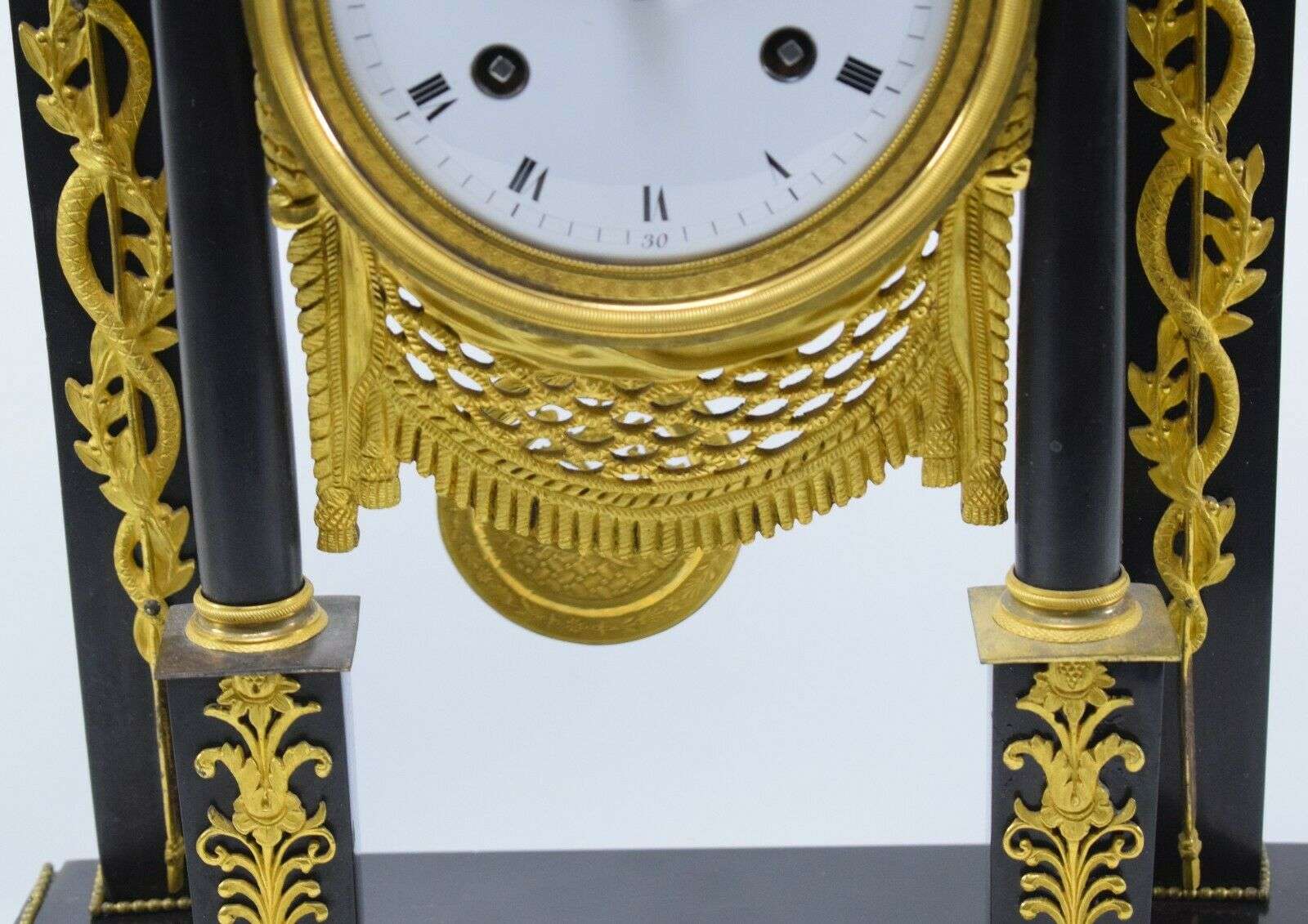 Directoire Pendule Portaluhr Kaminuhr Marmor und feuervergoldeter Bronze um 1795 – Detail