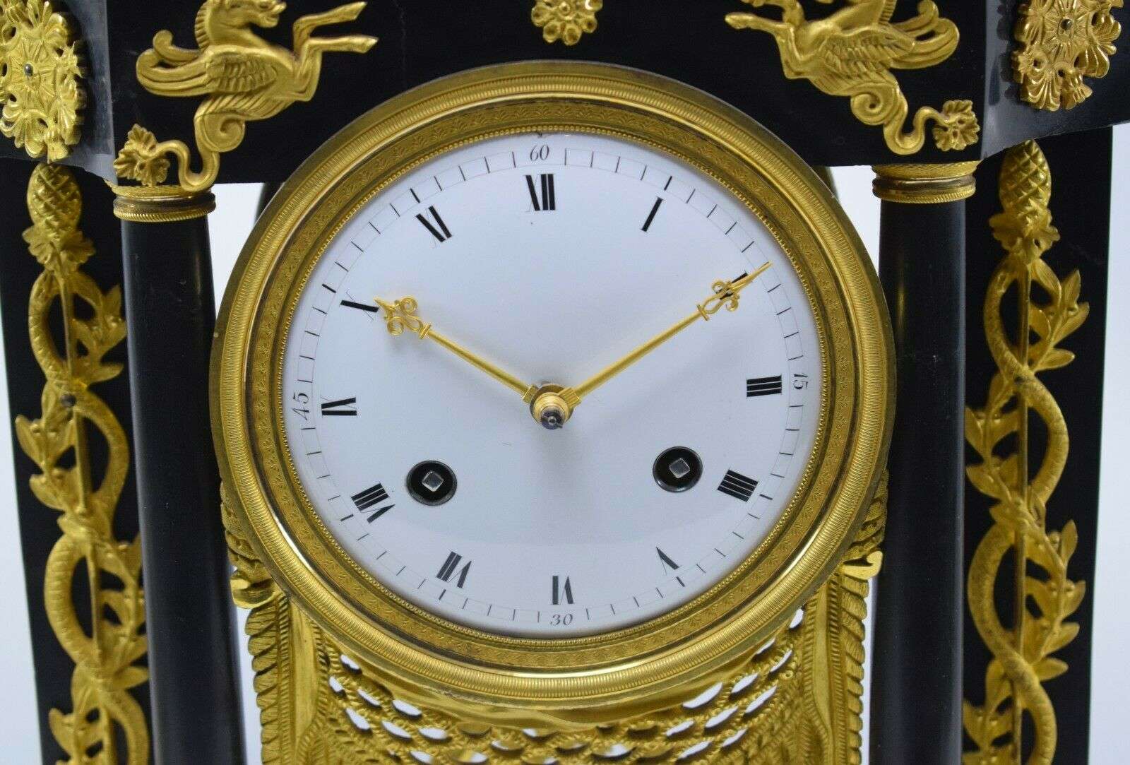 Directoire Pendule Portaluhr Kaminuhr Marmor und feuervergoldeter Bronze um 1795 – Detail