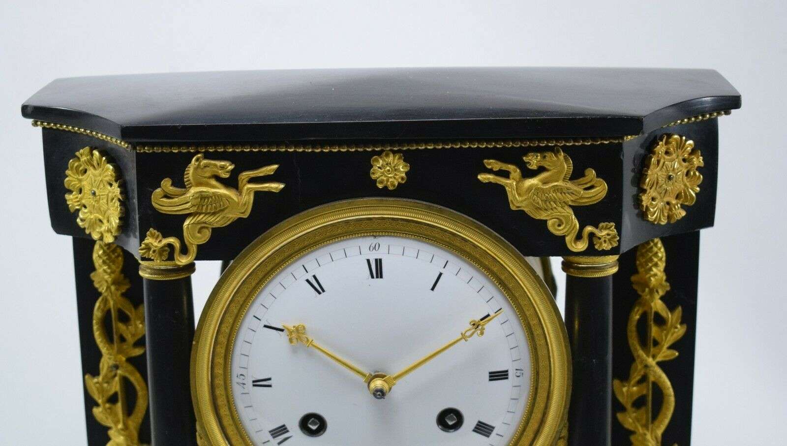 Directoire Pendule Portaluhr Kaminuhr Marmor und feuervergoldeter Bronze um 1795 – Detail