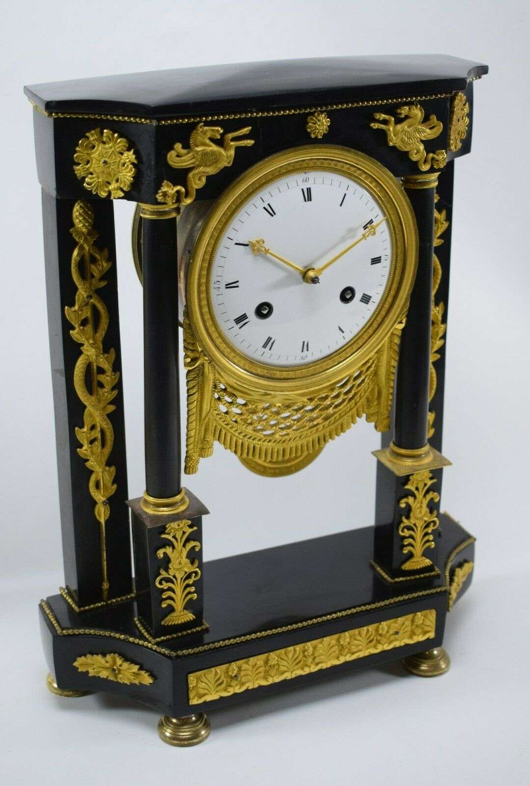 Directoire Pendule Portaluhr Kaminuhr Marmor und feuervergoldeter Bronze um 1795 – Detail