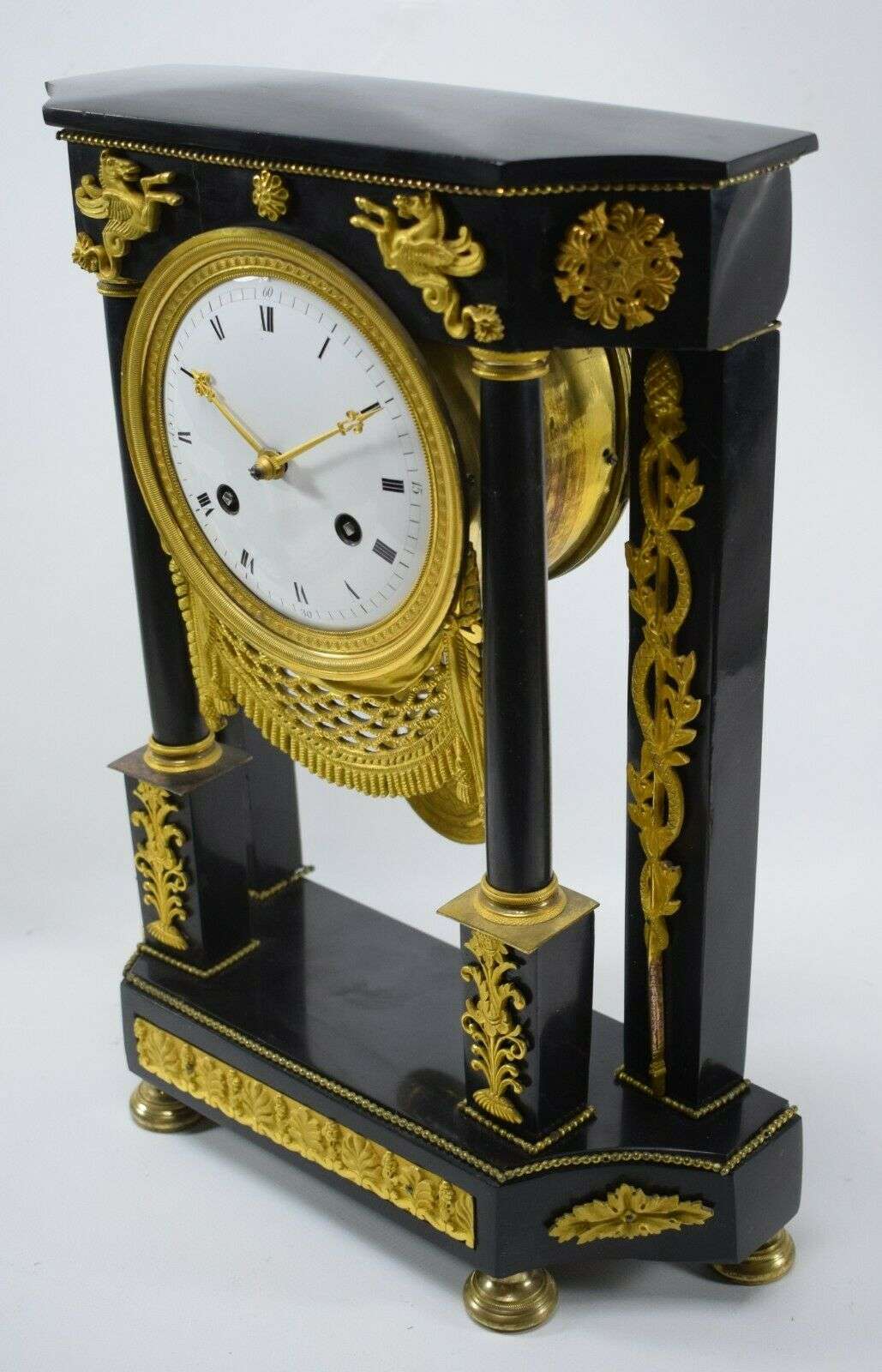 Directoire Pendule Portaluhr Kaminuhr Marmor und feuervergoldeter Bronze um 1795 – Detail
