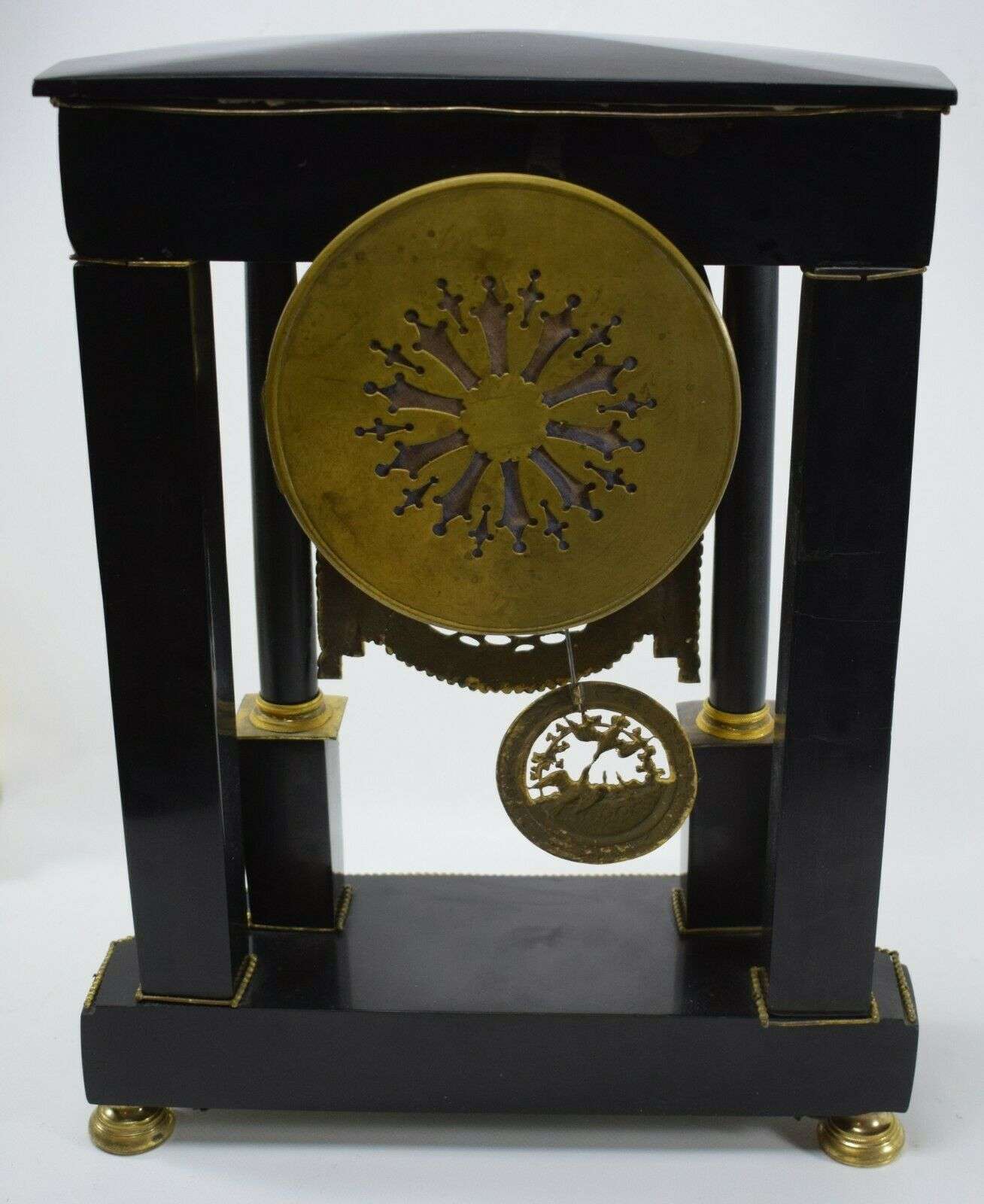 Directoire Pendule Portaluhr Kaminuhr Marmor und feuervergoldeter Bronze um 1795 – Detail
