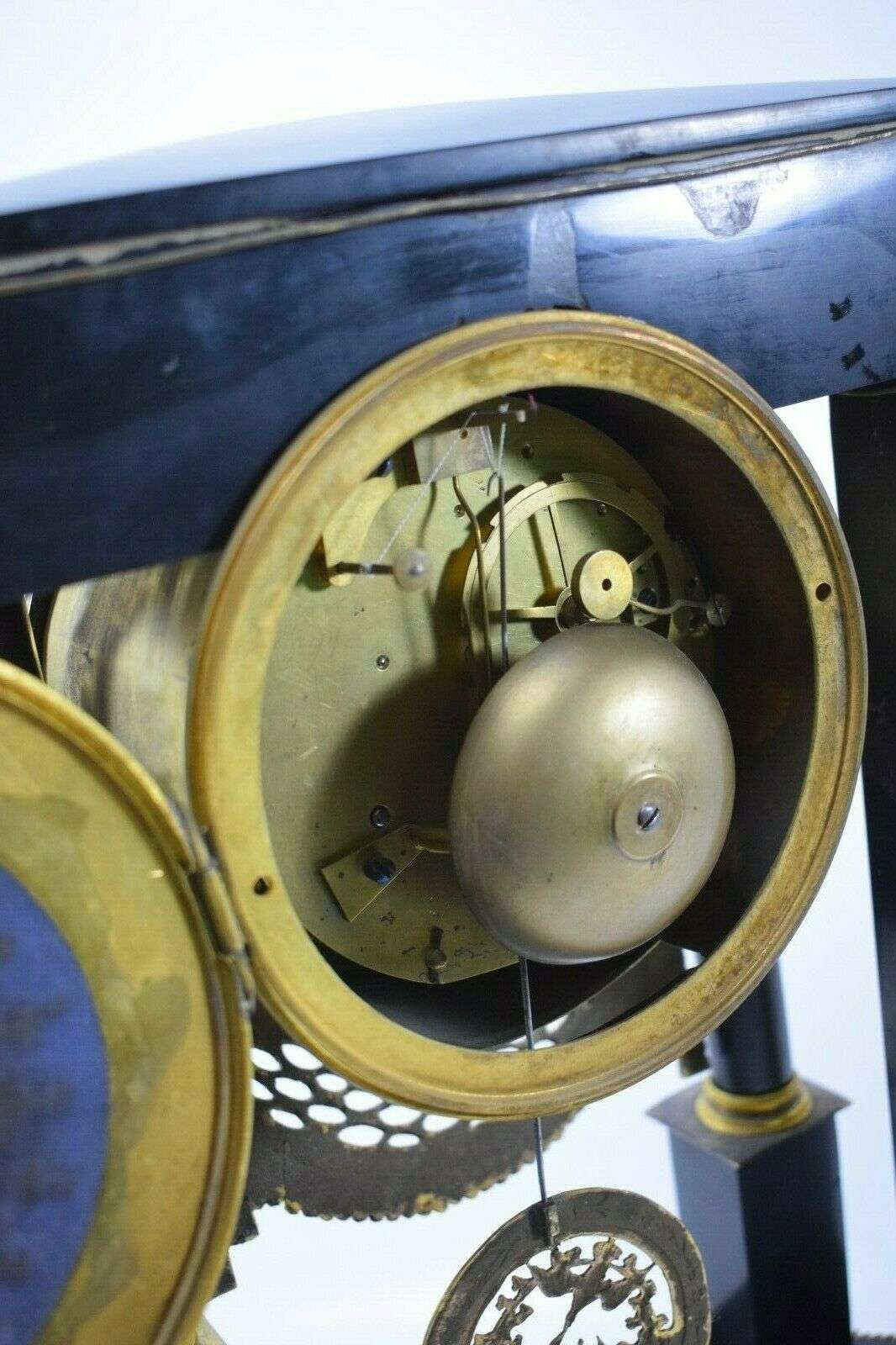 Directoire Pendule Portaluhr Kaminuhr Marmor und feuervergoldeter Bronze um 1795 – Detail