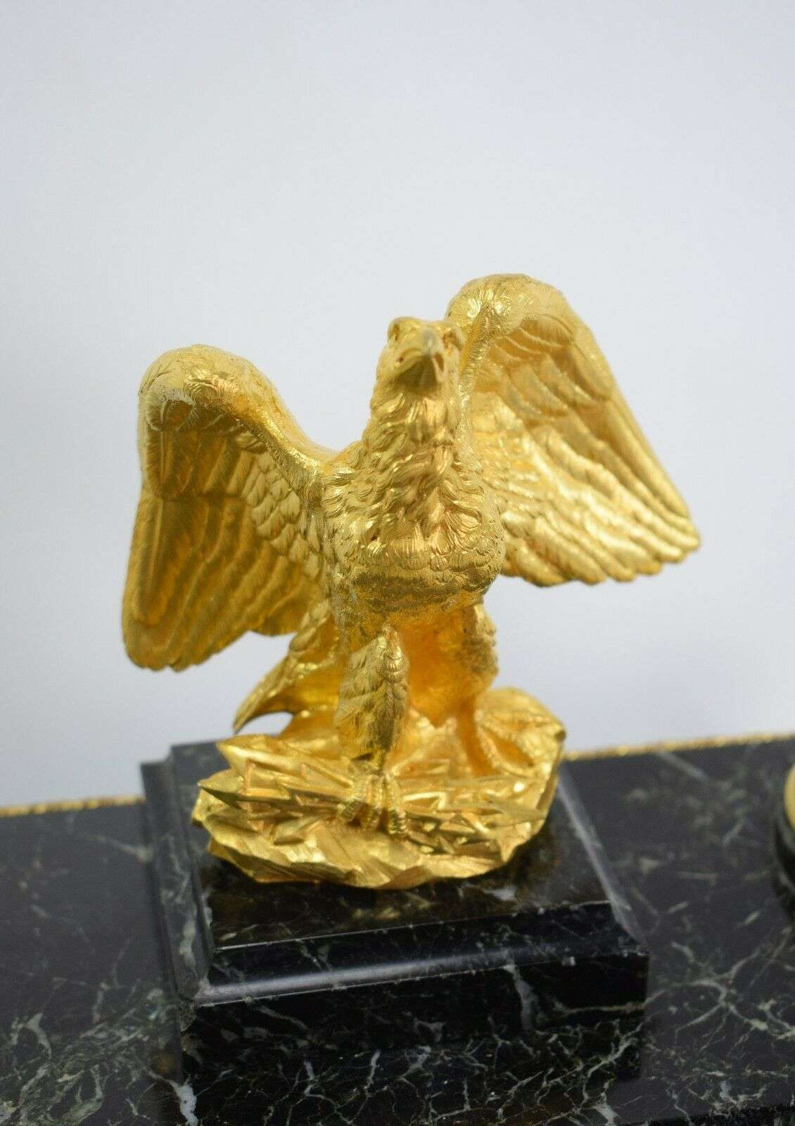 IMPOSANTE RARE GRÜNDERZEIT SCHREIBTISCHGARNITUR PENDULE Bronze, Marmor – Detail