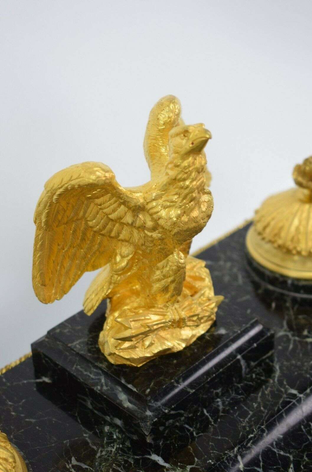 IMPOSANTE RARE GRÜNDERZEIT SCHREIBTISCHGARNITUR PENDULE Bronze, Marmor – Detail