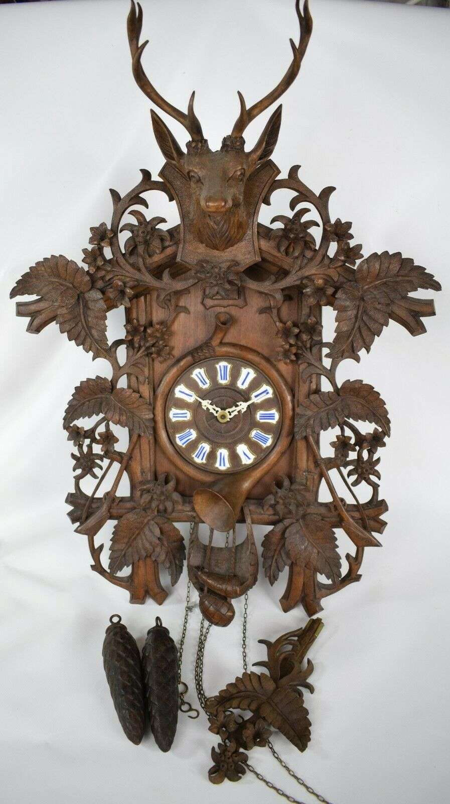 Imposante üppig geschnitzte Kuckucksuhr Gustav Schyle Triberg No.9 70cm ca. 1890 – Vorderansicht