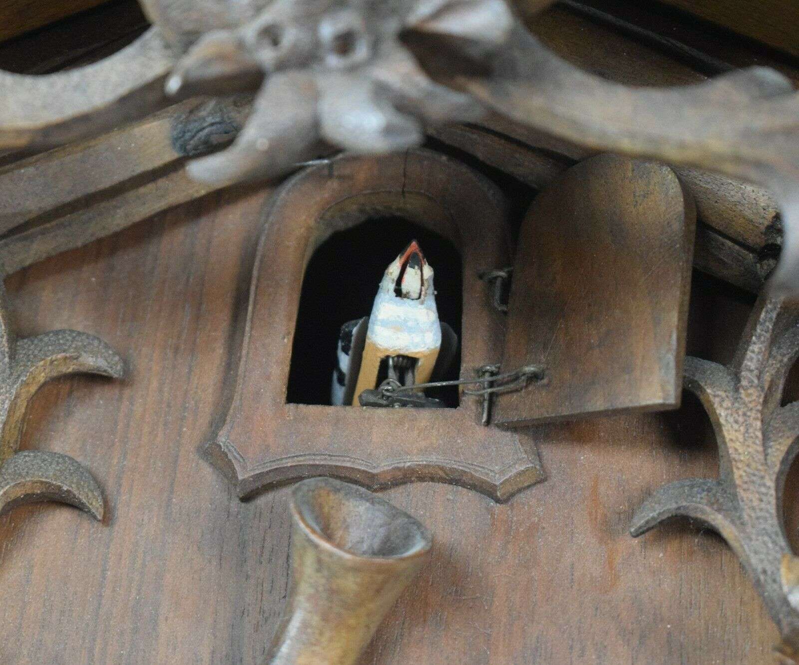 Imposante üppig geschnitzte Kuckucksuhr Gustav Schyle Triberg No.9 70cm ca. 1890 – Detail