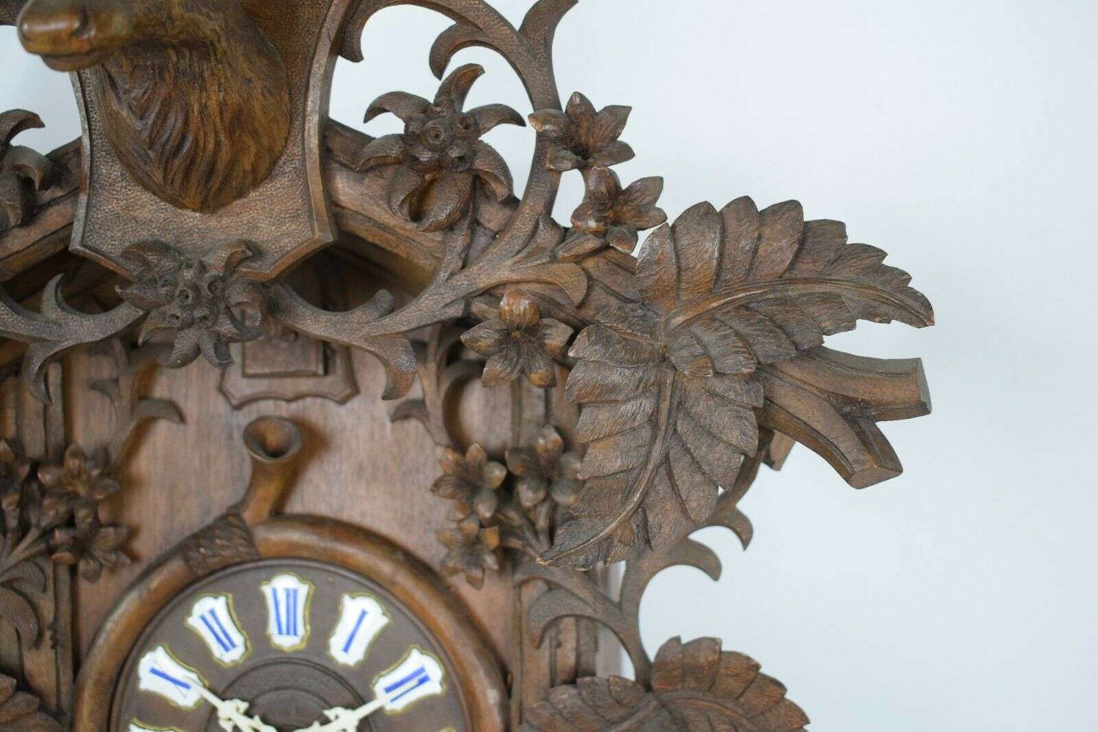 Imposante üppig geschnitzte Kuckucksuhr Gustav Schyle Triberg No.9 70cm ca. 1890 – Detail