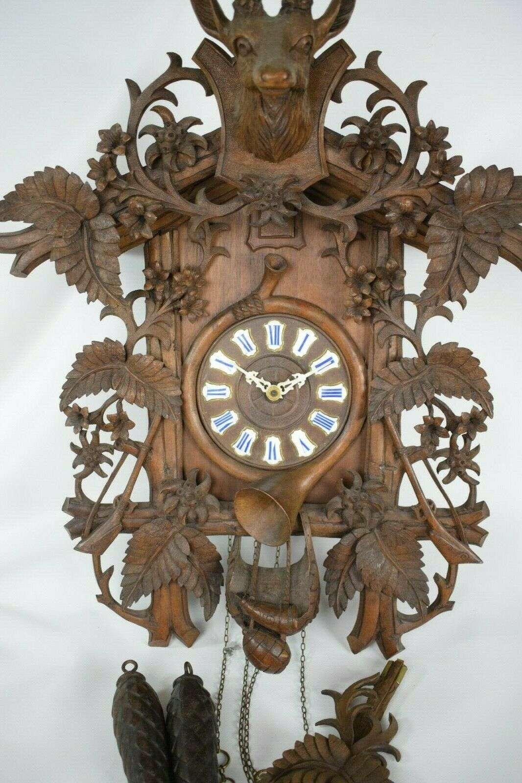 Imposante üppig geschnitzte Kuckucksuhr Gustav Schyle Triberg No.9 70cm ca. 1890 – Detail
