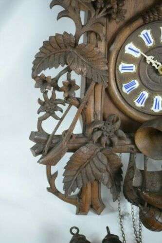 Imposante üppig geschnitzte Kuckucksuhr Gustav Schyle Triberg No.9 70cm ca. 1890 – Detail