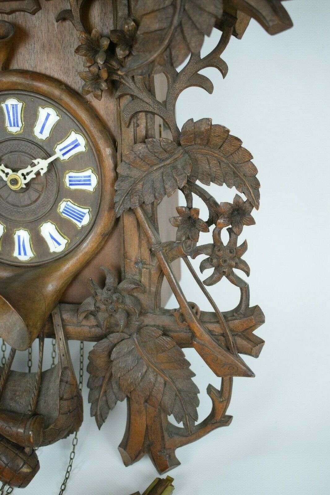 Imposante üppig geschnitzte Kuckucksuhr Gustav Schyle Triberg No.9 70cm ca. 1890 – Detail