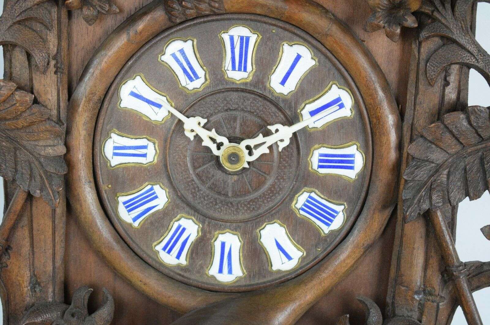 Imposante üppig geschnitzte Kuckucksuhr Gustav Schyle Triberg No.9 70cm ca. 1890 – Detail