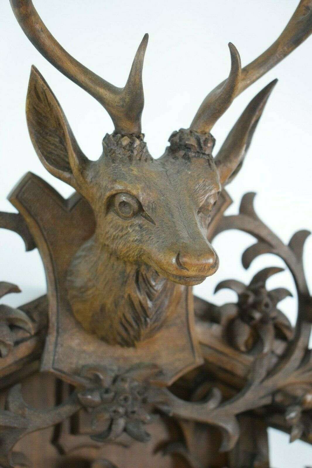 Imposante üppig geschnitzte Kuckucksuhr Gustav Schyle Triberg No.9 70cm ca. 1890 – Detail