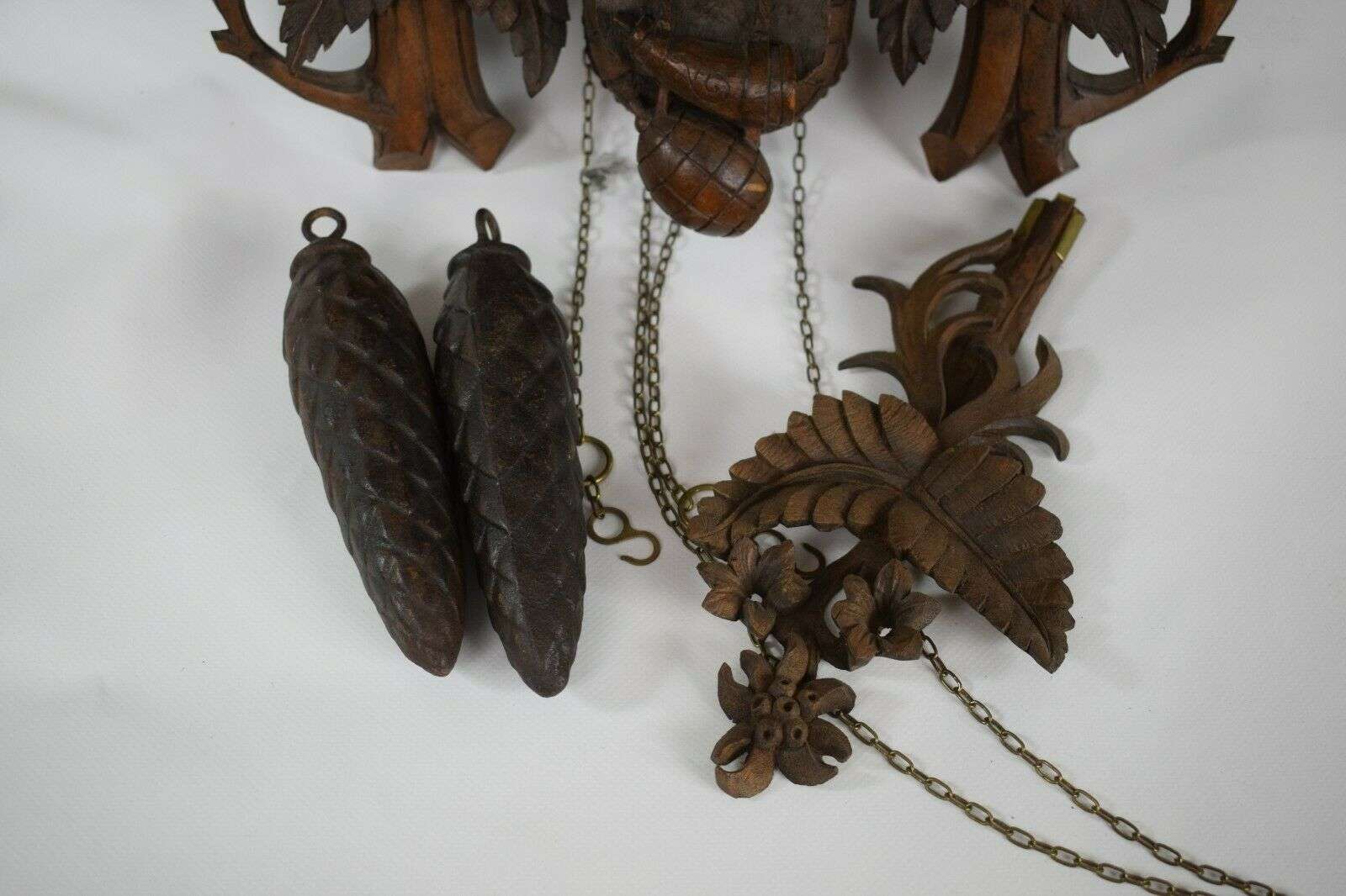 Imposante üppig geschnitzte Kuckucksuhr Gustav Schyle Triberg No.9 70cm ca. 1890 – Detail