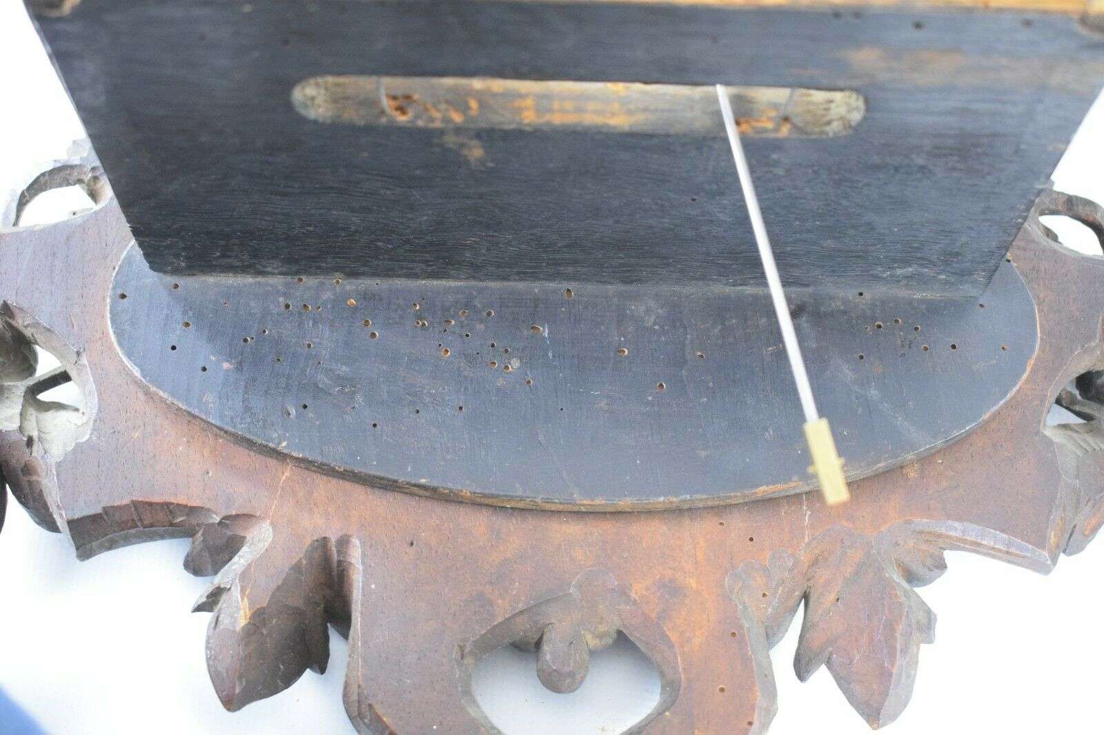 Üppig geschnitzte Kuckucksuhr Federwerk bez. IB um 1890 – Detail