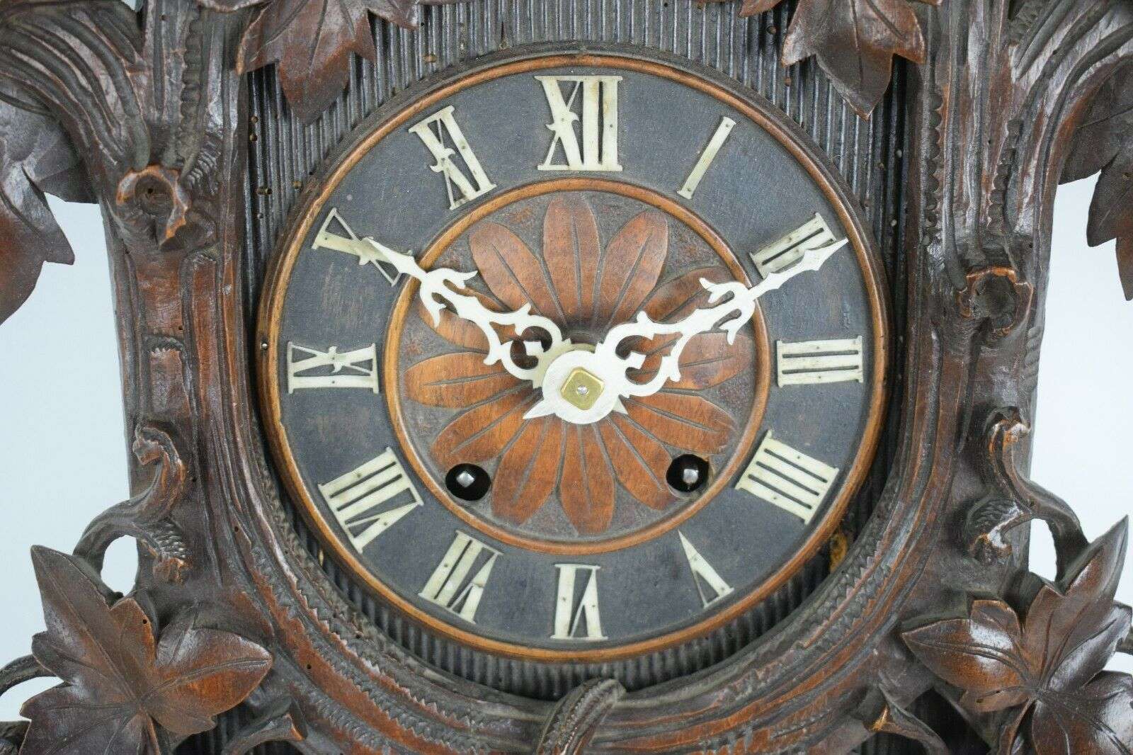 Üppig geschnitzte Kuckucksuhr Federwerk bez. IB um 1890 – Detail