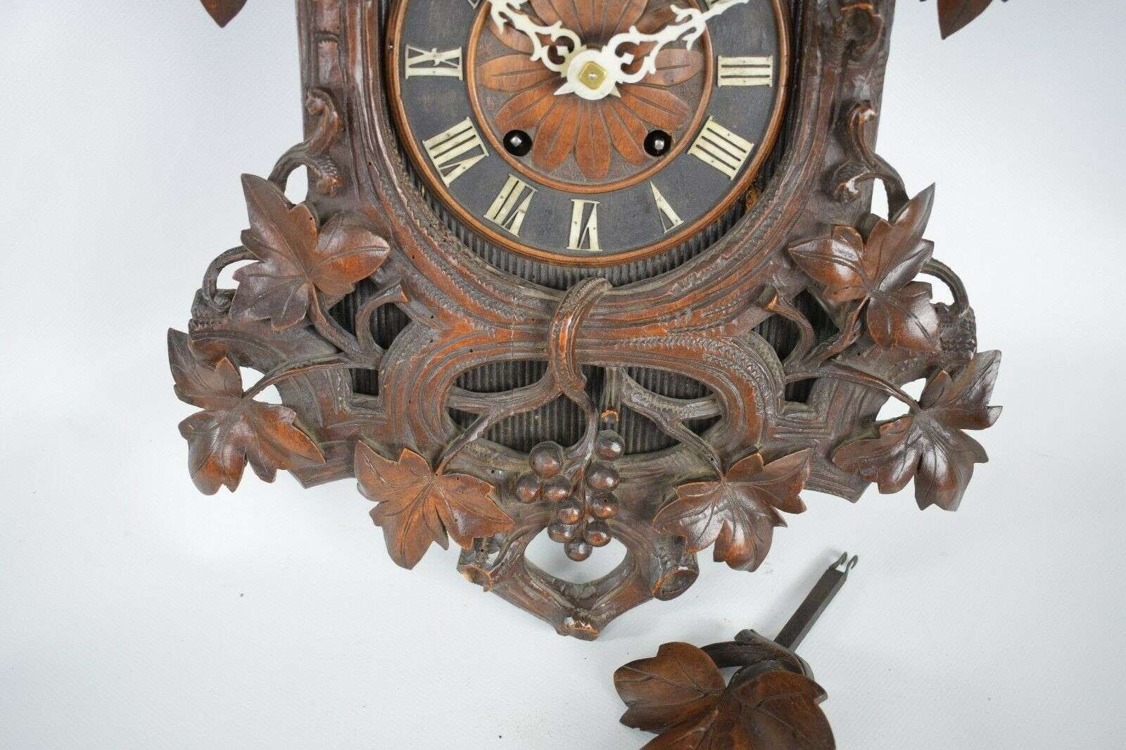 Üppig geschnitzte Kuckucksuhr Federwerk bez. IB um 1890 – Detail