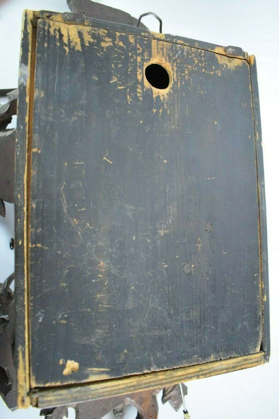 Üppig geschnitzte Kuckucksuhr Federwerk bez. IB um 1890 – Detail