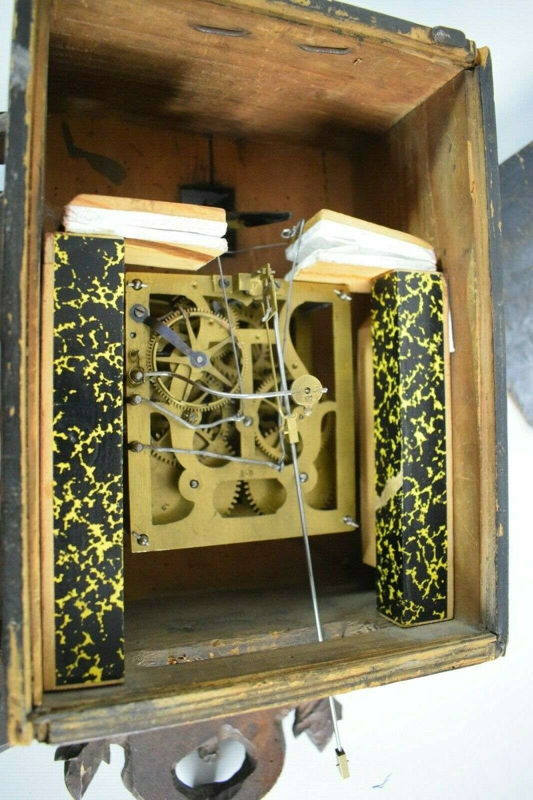 Üppig geschnitzte Kuckucksuhr Federwerk bez. IB um 1890 – Detail