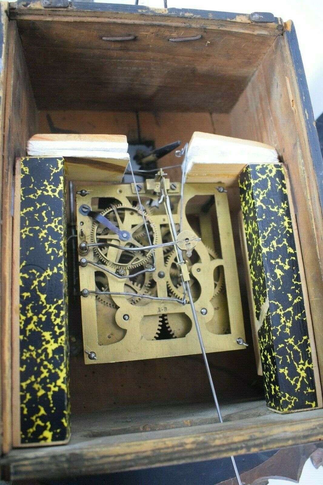Üppig geschnitzte Kuckucksuhr Federwerk bez. IB um 1890 – Detail