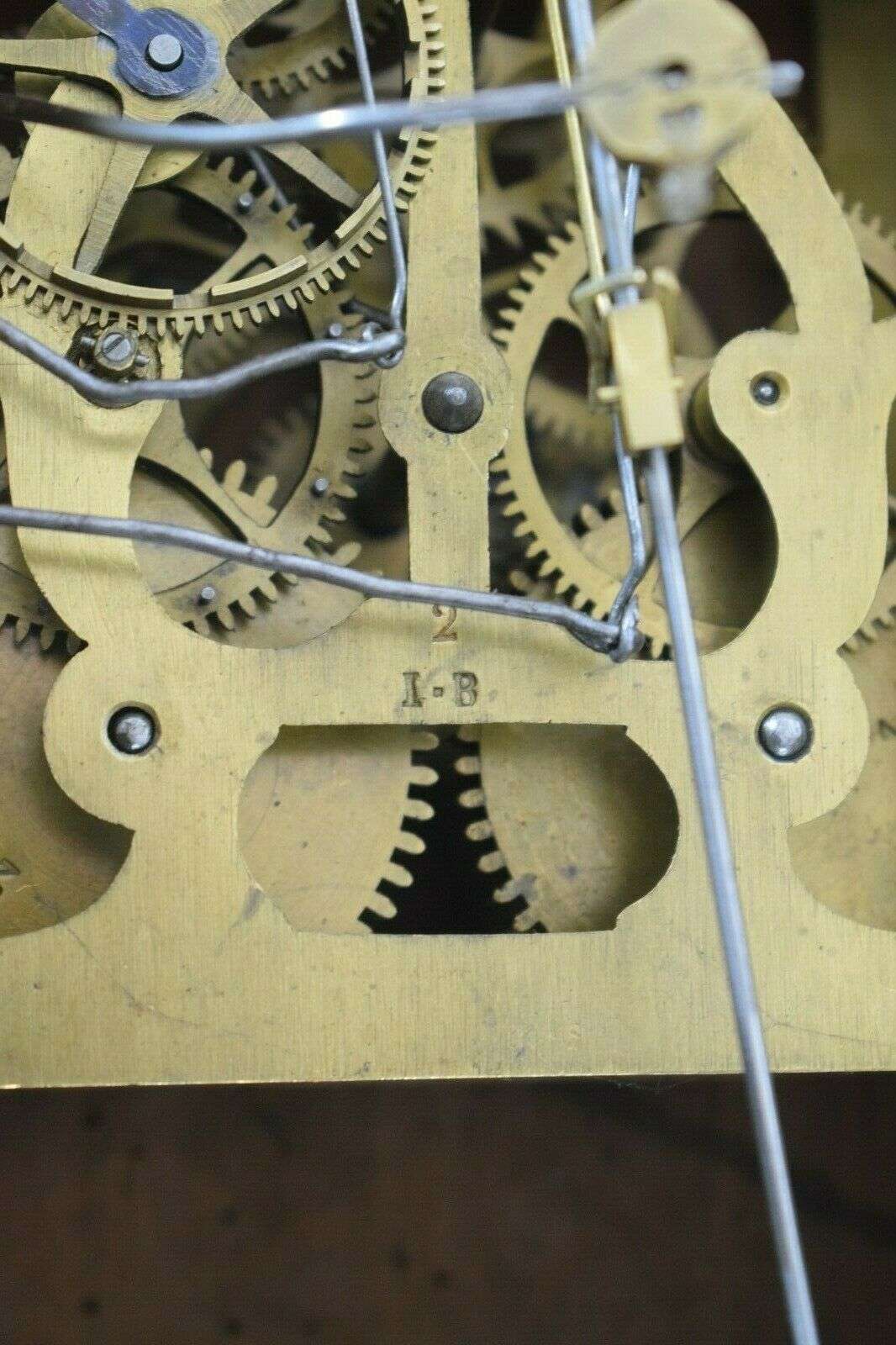 Üppig geschnitzte Kuckucksuhr Federwerk bez. IB um 1890 – Detail