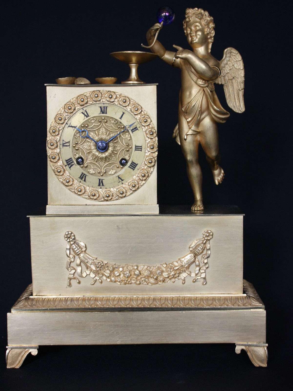 Feuervergoldete französische Empire Pendule Portier a Chartres um 1820 – Pendule Vorderseite