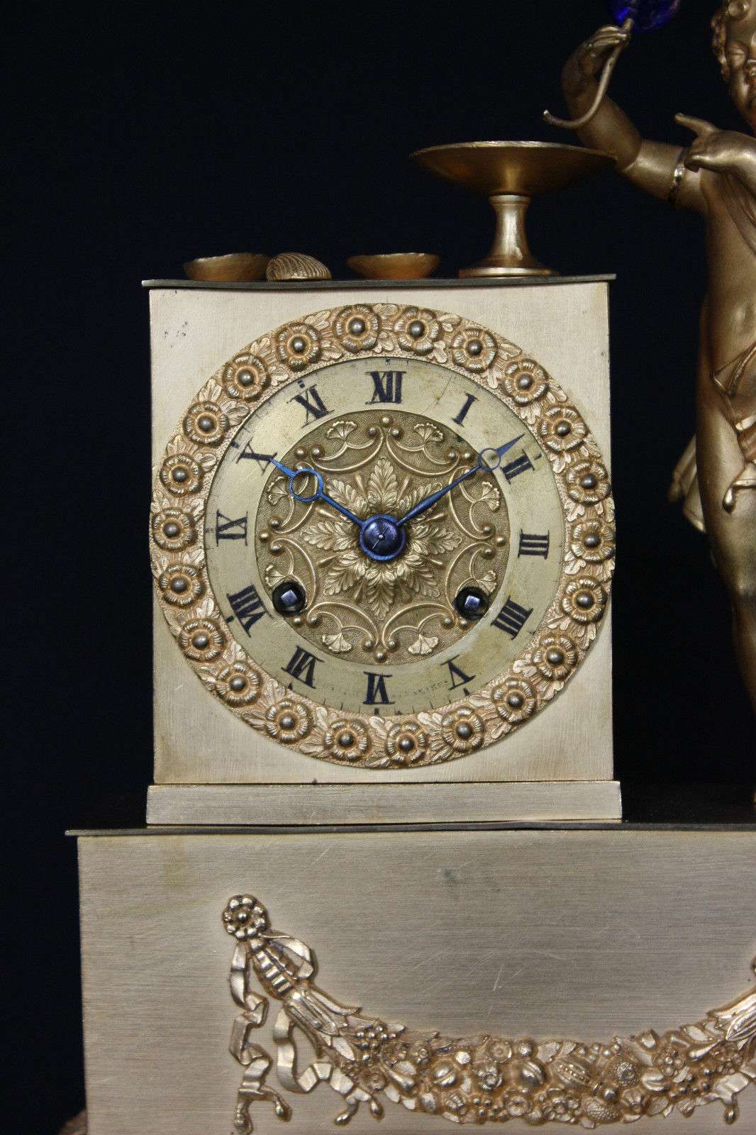 Feuervergoldete französische Empire Pendule Portier a Chartres um 1820 – Zifferblatt