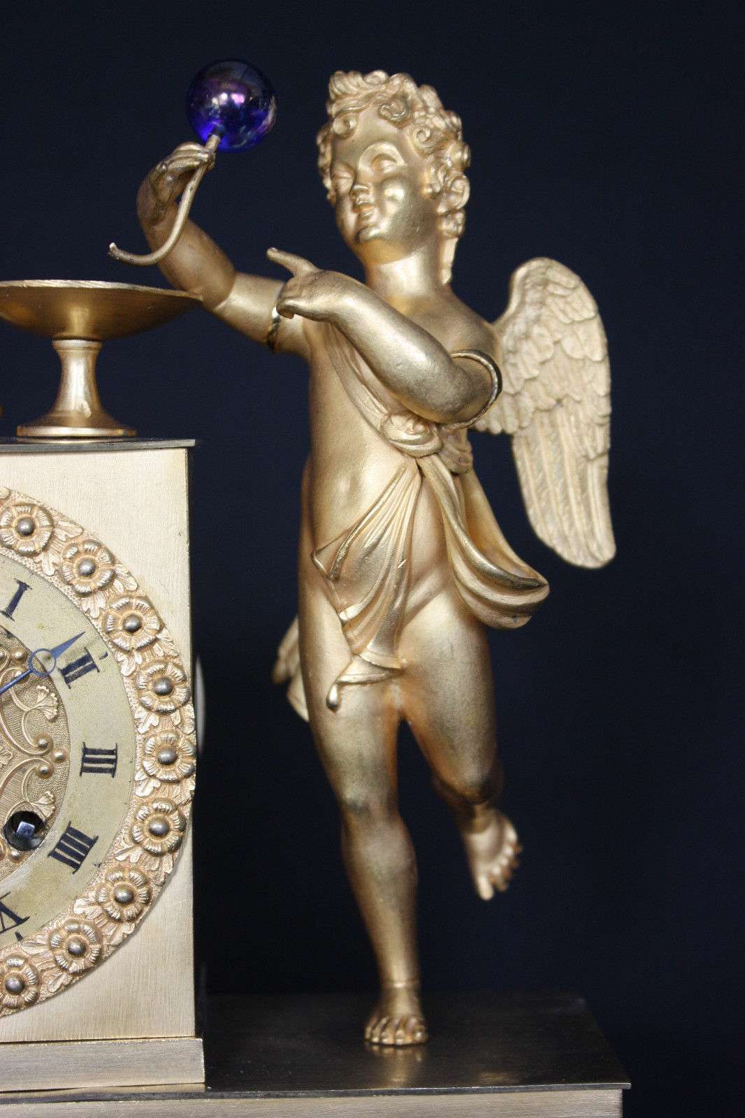 Feuervergoldete französische Empire Pendule Portier a Chartres um 1820 – Armor