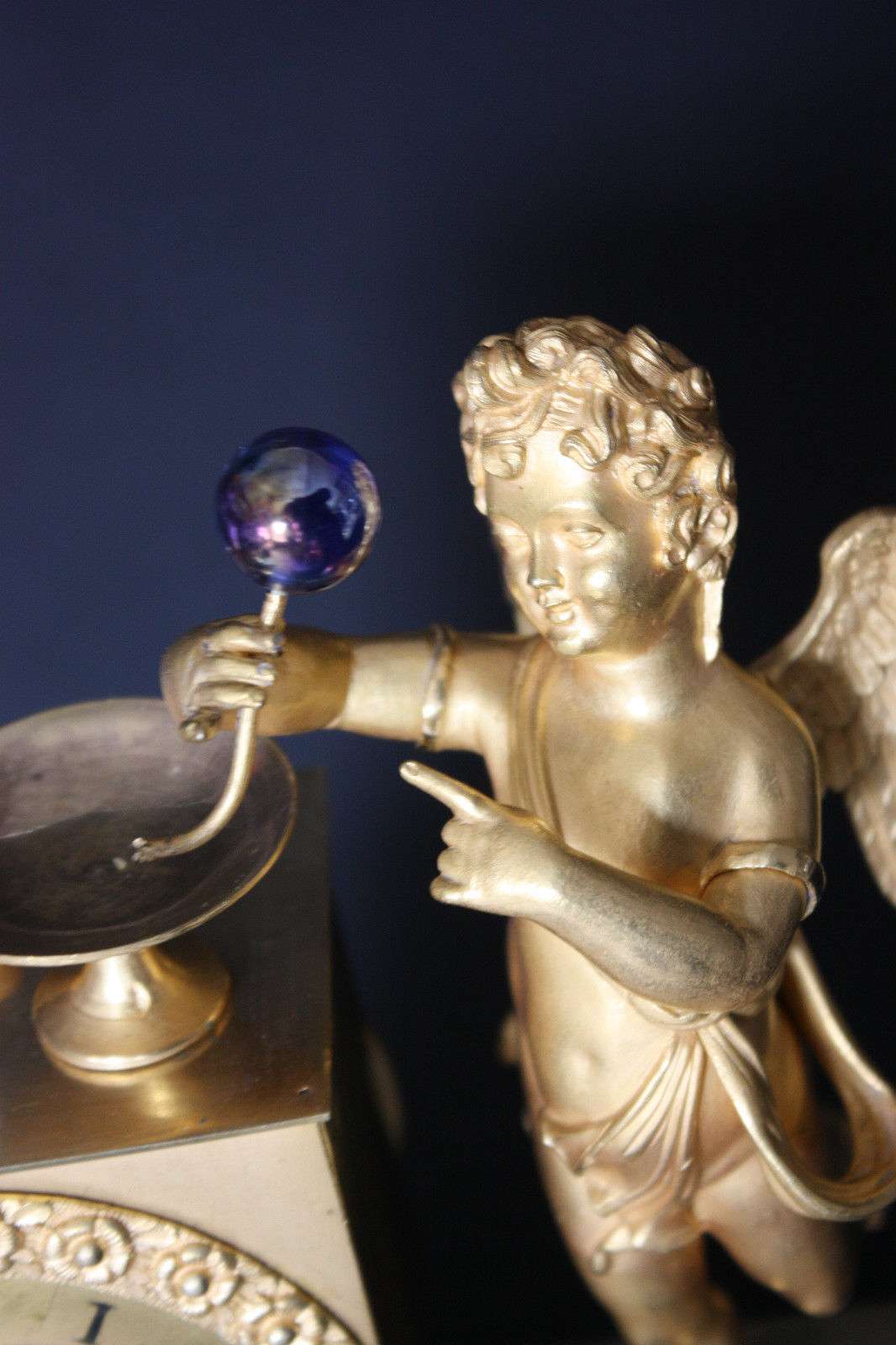 Feuervergoldete französische Empire Pendule Portier a Chartres um 1820 – Die Seifenblase als Symbol der Vergänglichkeit