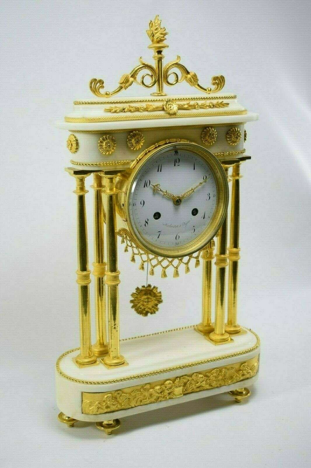 Directoire Pendule Portaluhr Kaminuhr Marmor und feuervergoldete Bronze um 1795 – Vorderansicht