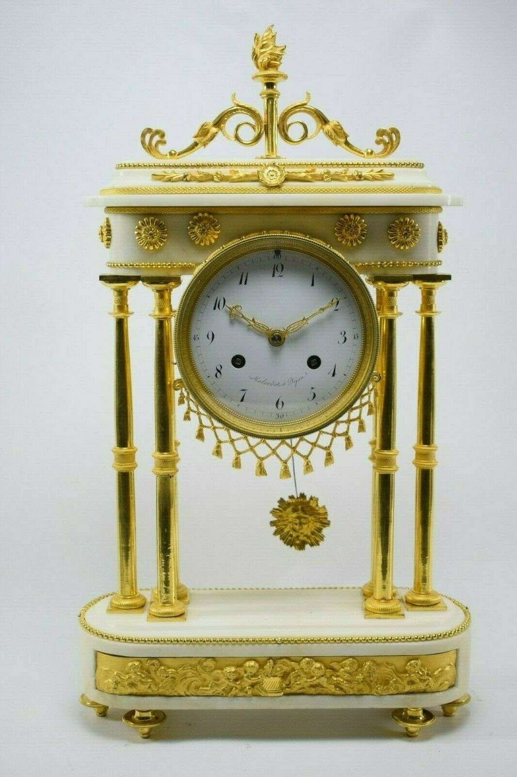 Directoire Pendule Portaluhr Kaminuhr Marmor und feuervergoldete Bronze um 1795 – Detail