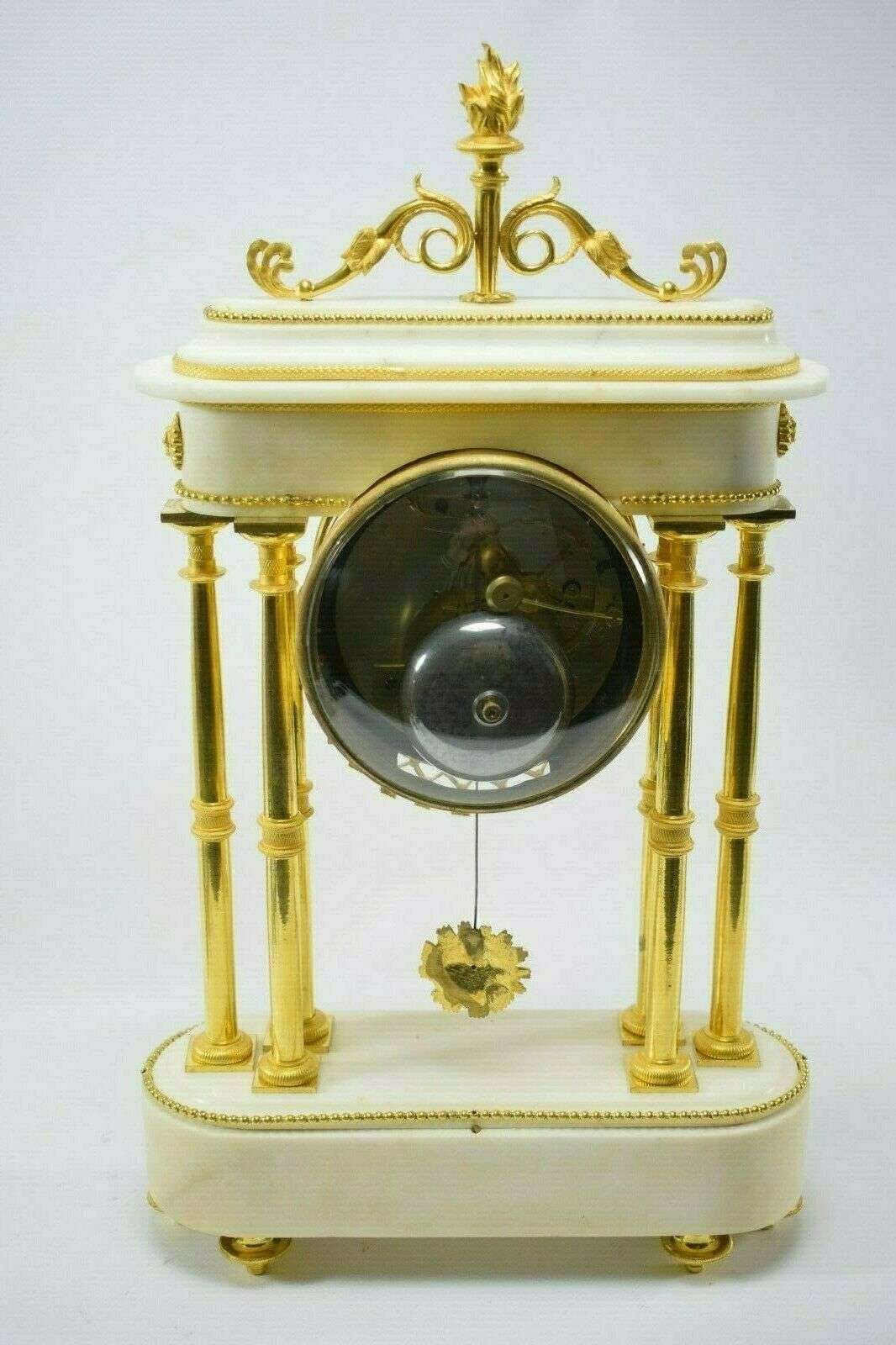 Directoire Pendule Portaluhr Kaminuhr Marmor und feuervergoldete Bronze um 1795 – Detail