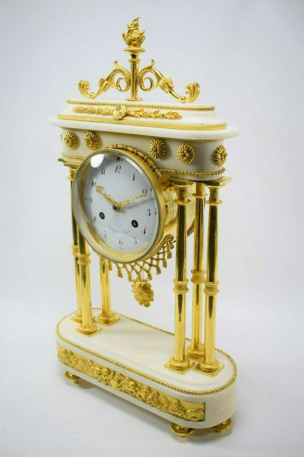 Directoire Pendule Portaluhr Kaminuhr Marmor und feuervergoldete Bronze um 1795 – Detail