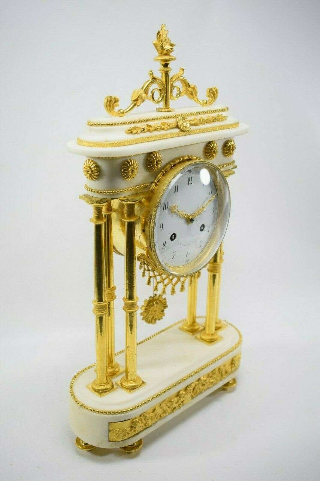 Directoire Pendule Portaluhr Kaminuhr Marmor und feuervergoldete Bronze um 1795 – Detail