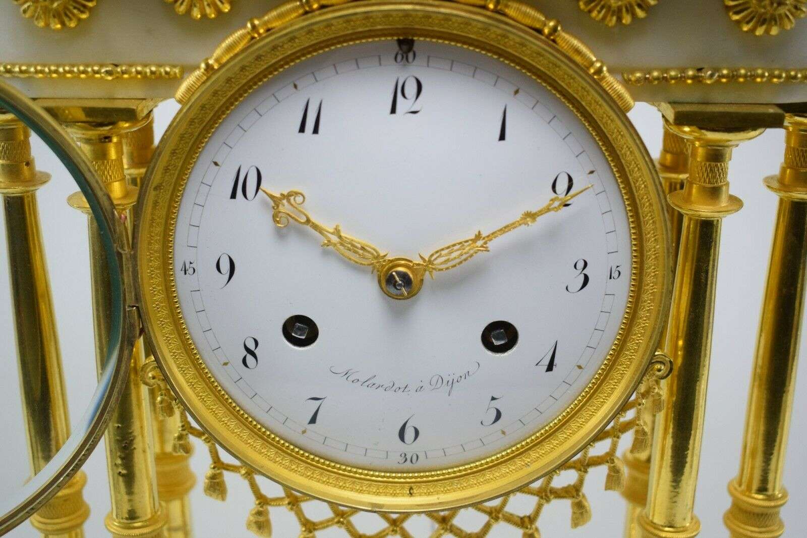 Directoire Pendule Portaluhr Kaminuhr Marmor und feuervergoldete Bronze um 1795 – Detail