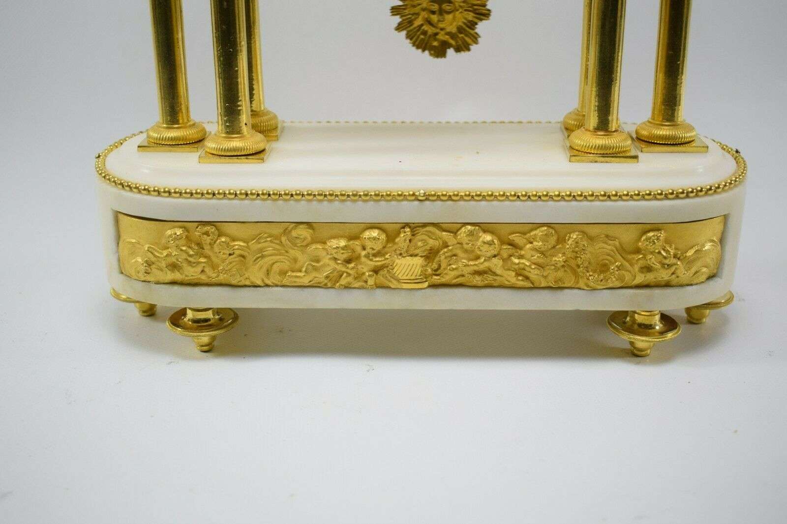 Directoire Pendule Portaluhr Kaminuhr Marmor und feuervergoldete Bronze um 1795 – Detail
