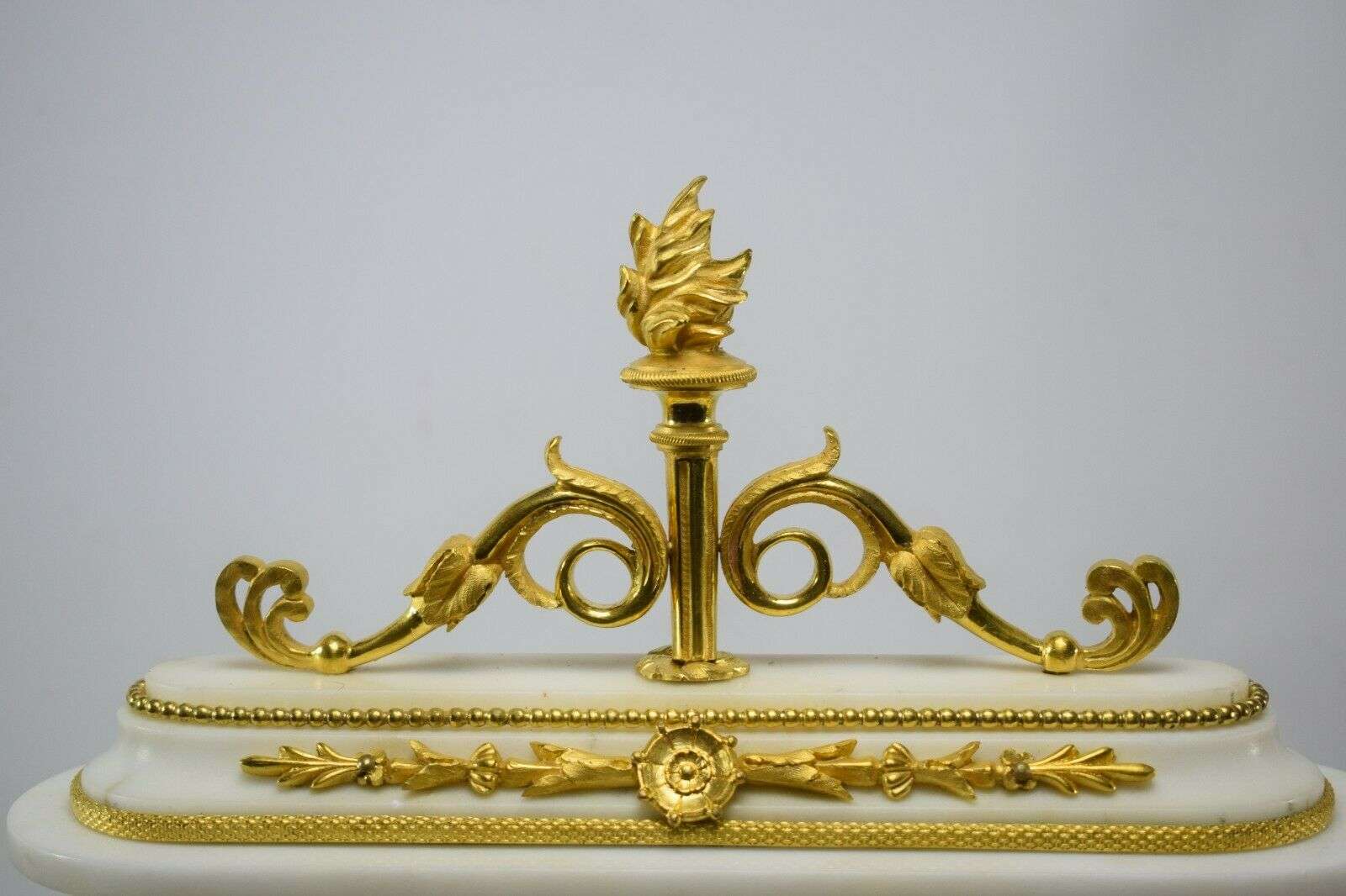 Directoire Pendule Portaluhr Kaminuhr Marmor und feuervergoldete Bronze um 1795 – Detail