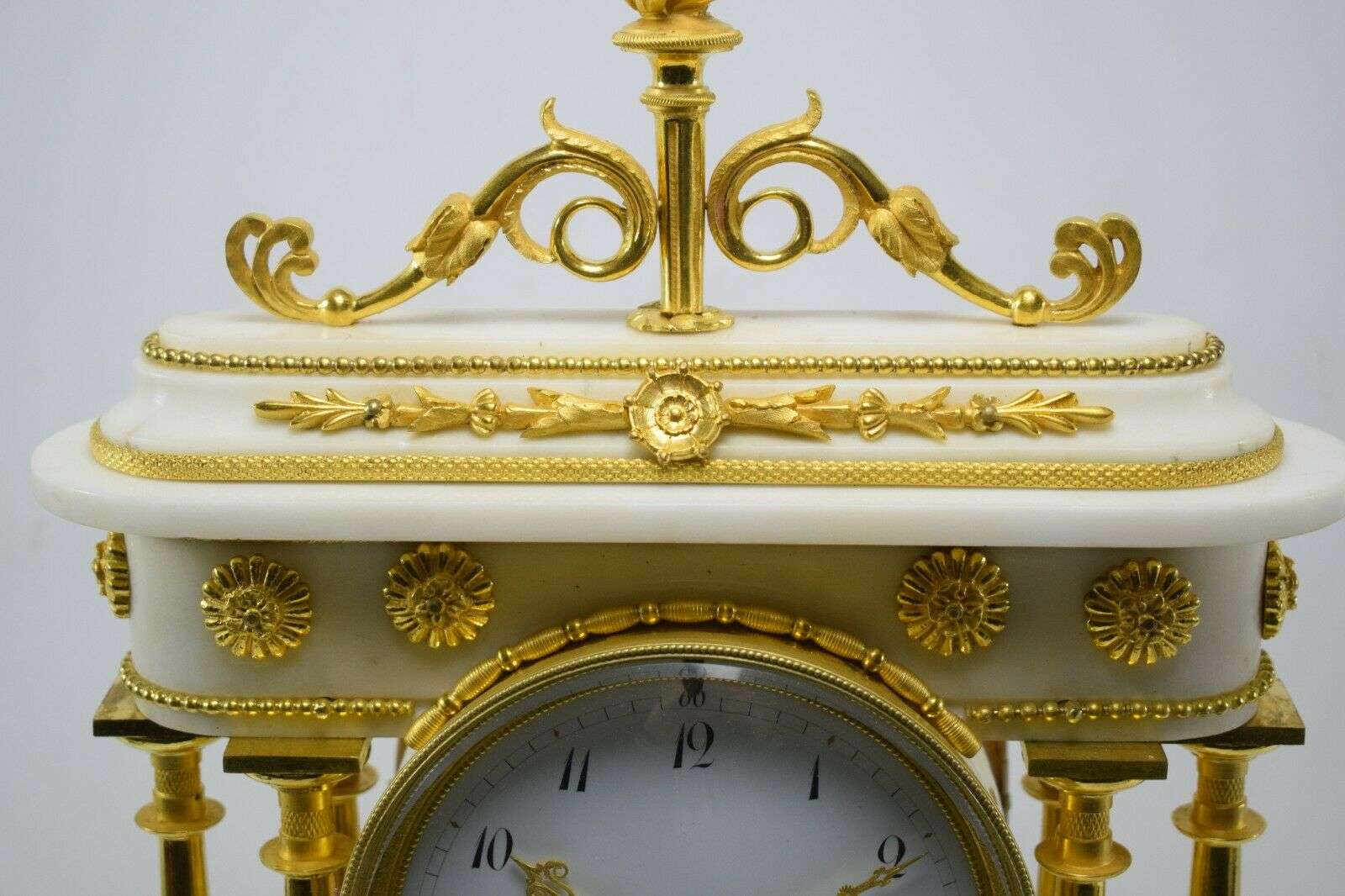 Directoire Pendule Portaluhr Kaminuhr Marmor und feuervergoldete Bronze um 1795 – Detail