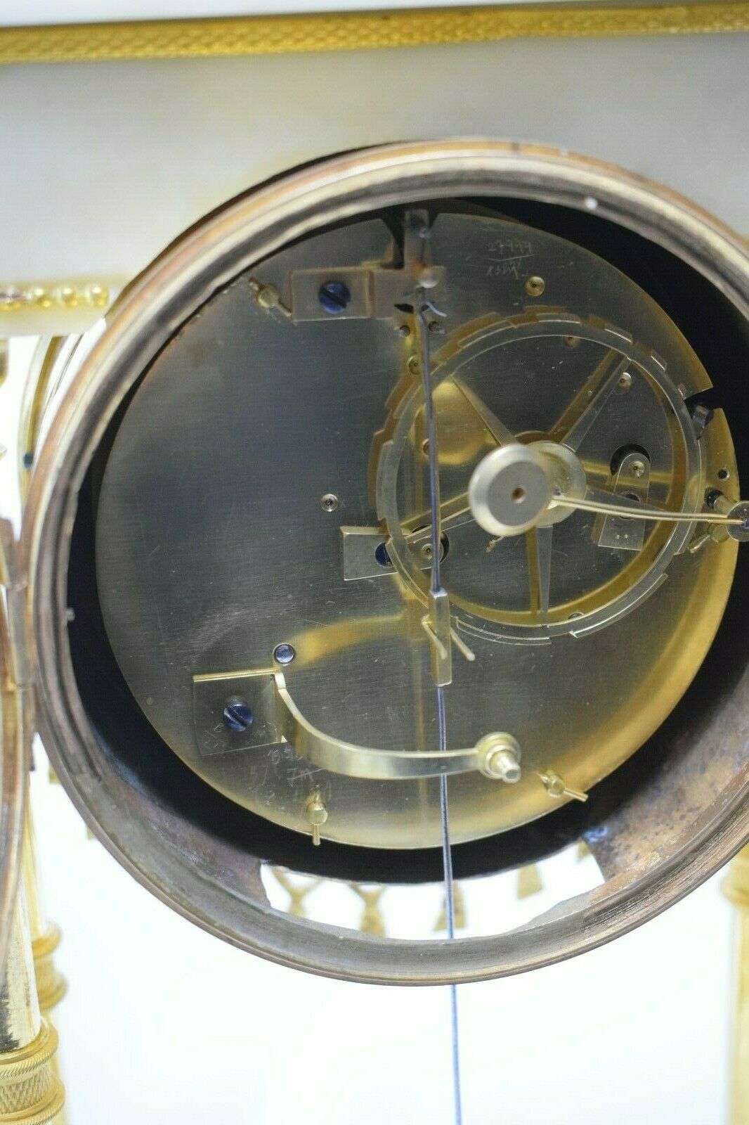 Directoire Pendule Portaluhr Kaminuhr Marmor und feuervergoldete Bronze um 1795 – Detail