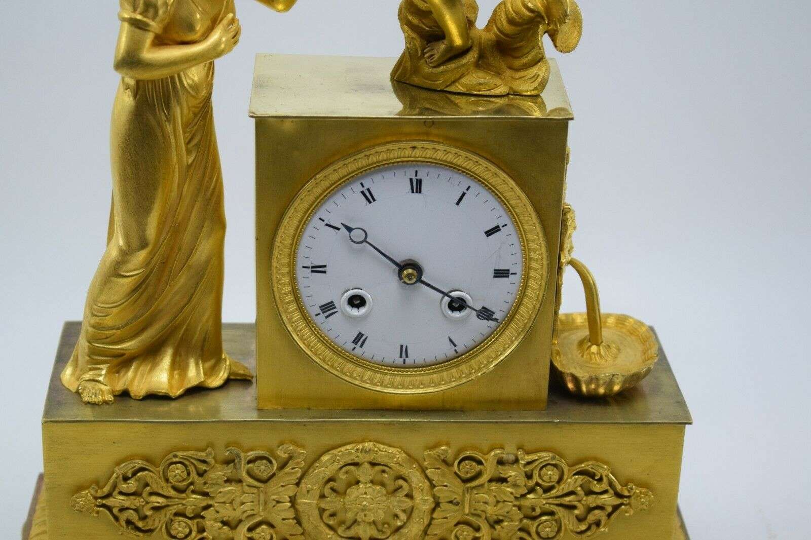 ORIGINALE feuervergoldete Empire Bronze Pendule Kaminuhr Tischuhr Paris um 1820 – Detail