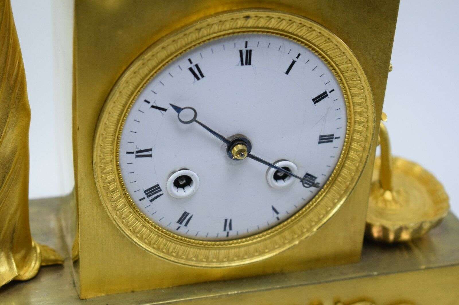 ORIGINALE feuervergoldete Empire Bronze Pendule Kaminuhr Tischuhr Paris um 1820 – Detail