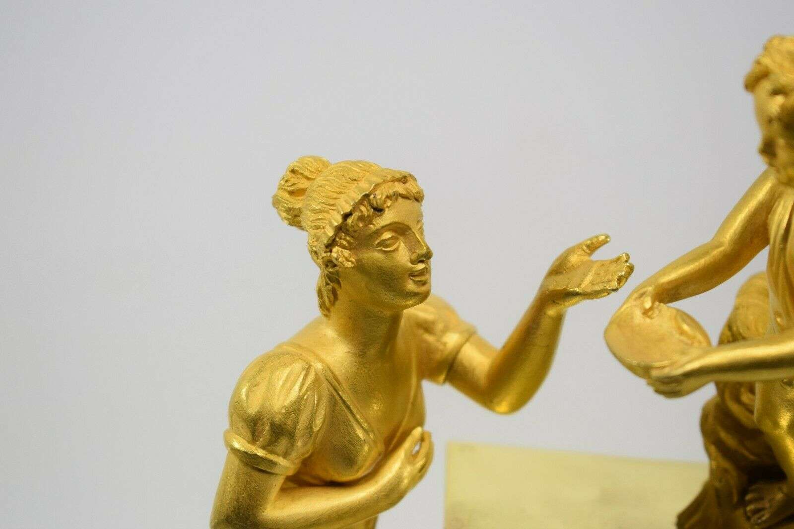 ORIGINALE feuervergoldete Empire Bronze Pendule Kaminuhr Tischuhr Paris um 1820 – Detail