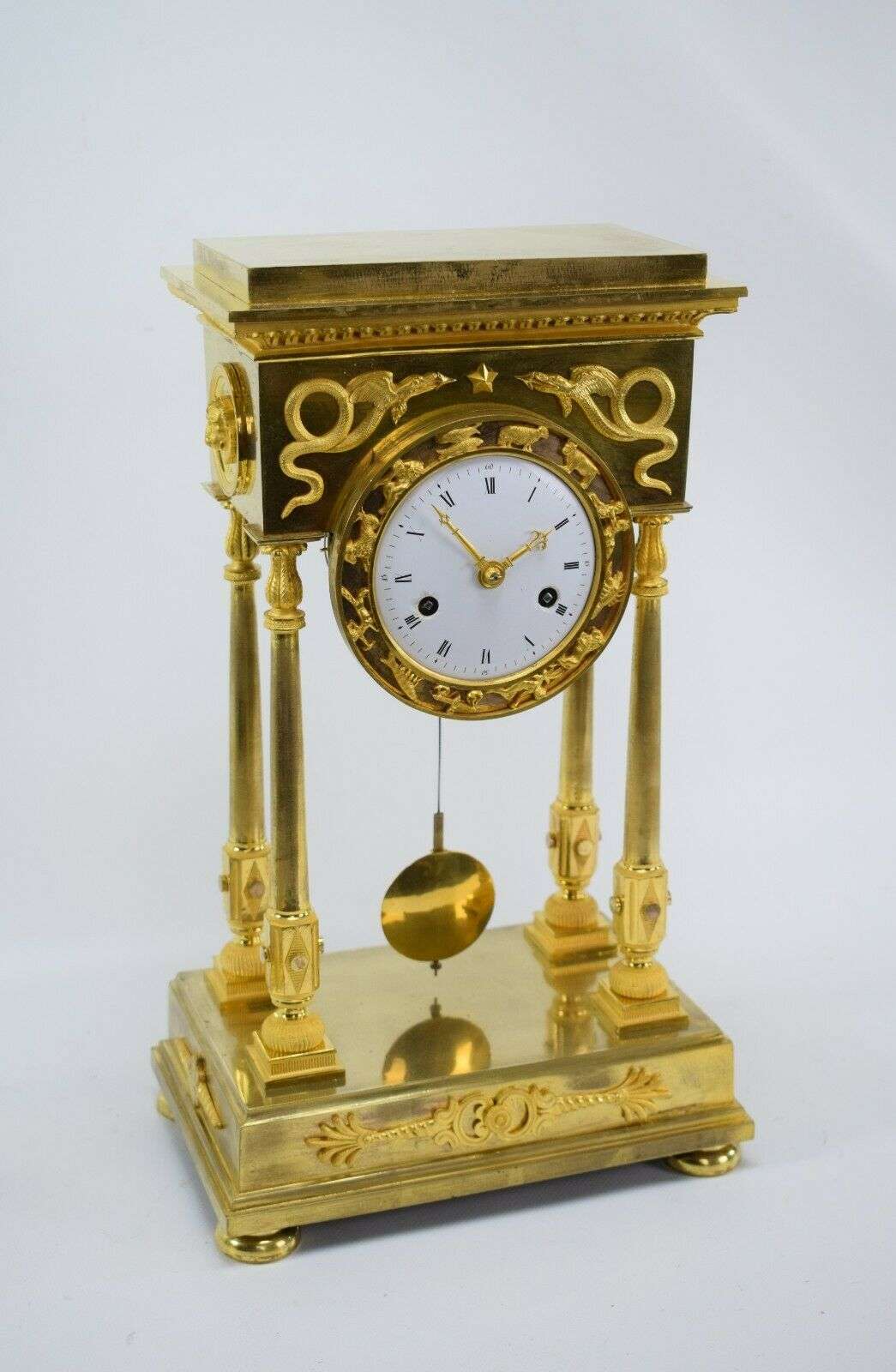 Feuervergoldete Empire Bronze Pendule Kaminuhr Portaluhr Tierkreiszeichen c.1800 – Vorderansicht